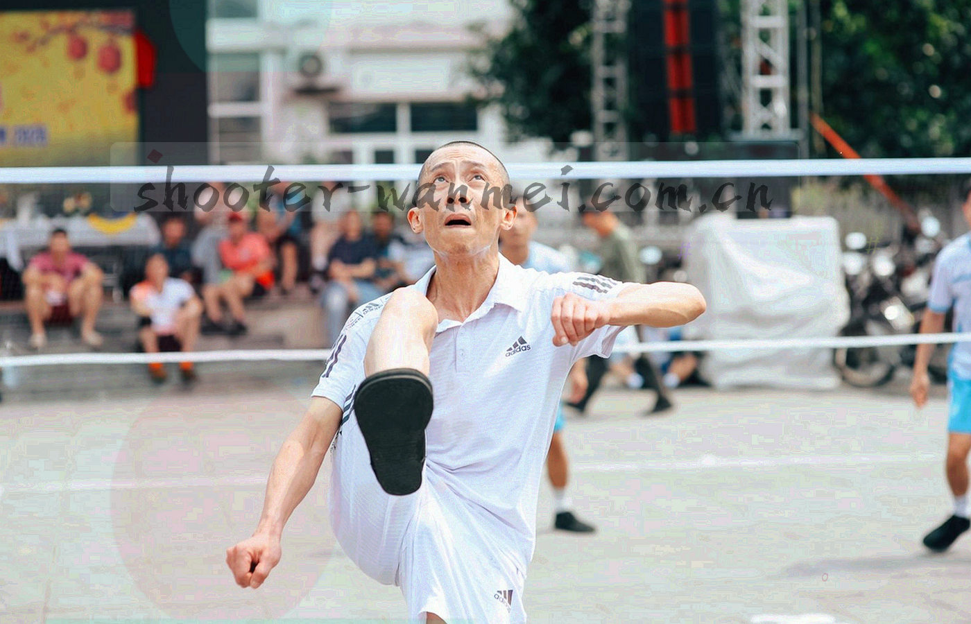 足球运动轨迹长曝光形成的柔和光带